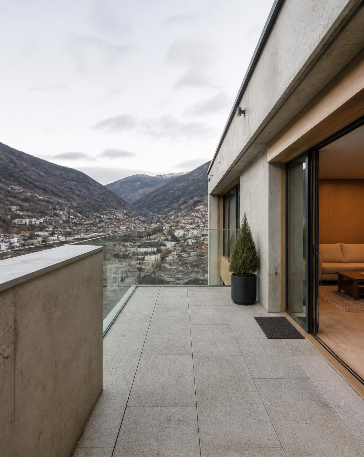 Terrassa d'un àtic amb vistes a la vall d'Andorra la Vella — imatge 1 de 4